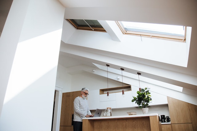 Okna dachowe a oświetlenie naturalne: Jak wpływają na atmosferę w pomieszczeniach